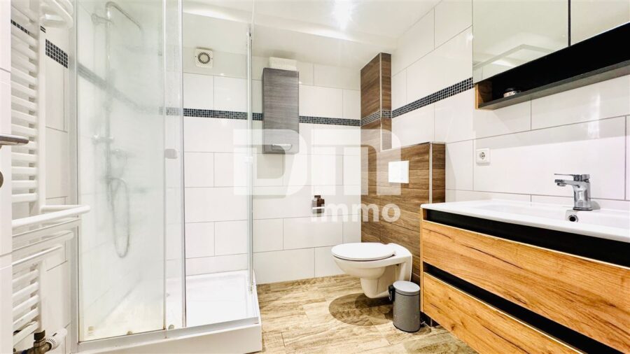 Wohn Gewerbe Ensemble mit 6 neuwertigen Apartments + Restaurant in Traumlage - OG1 Bad / Dusche